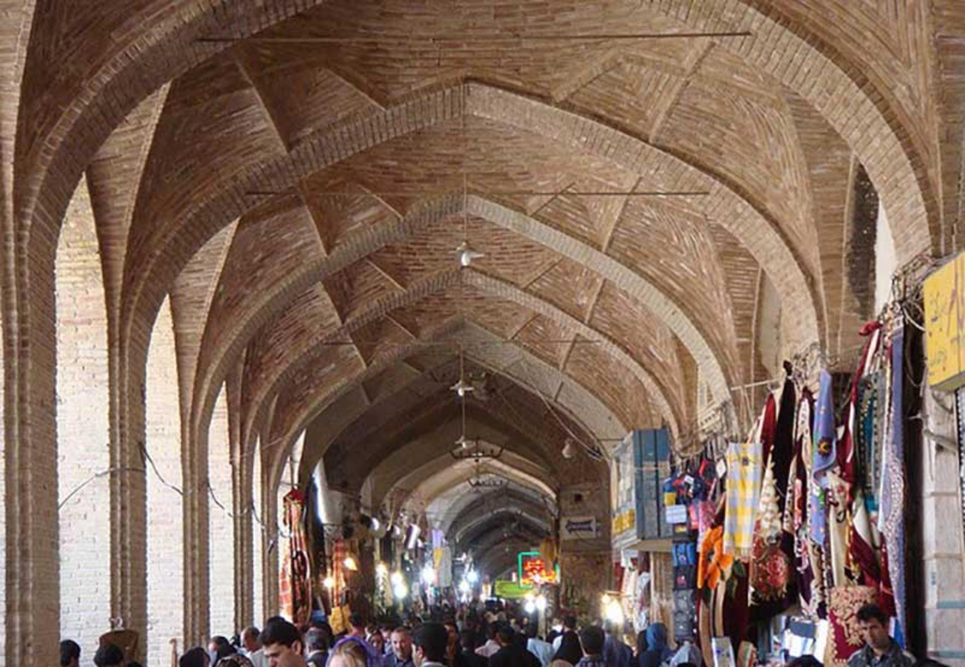 محیط بازار کرمان در روز 