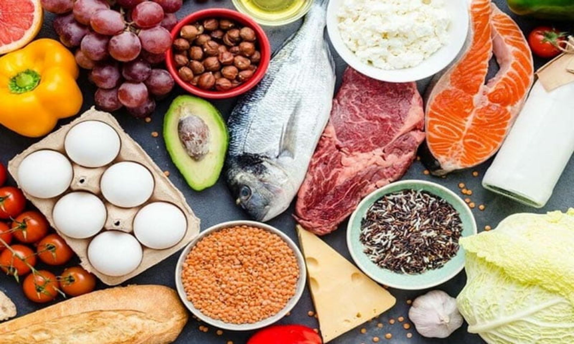 انواع مواد غذایی پروتئین دار از نمای بالا