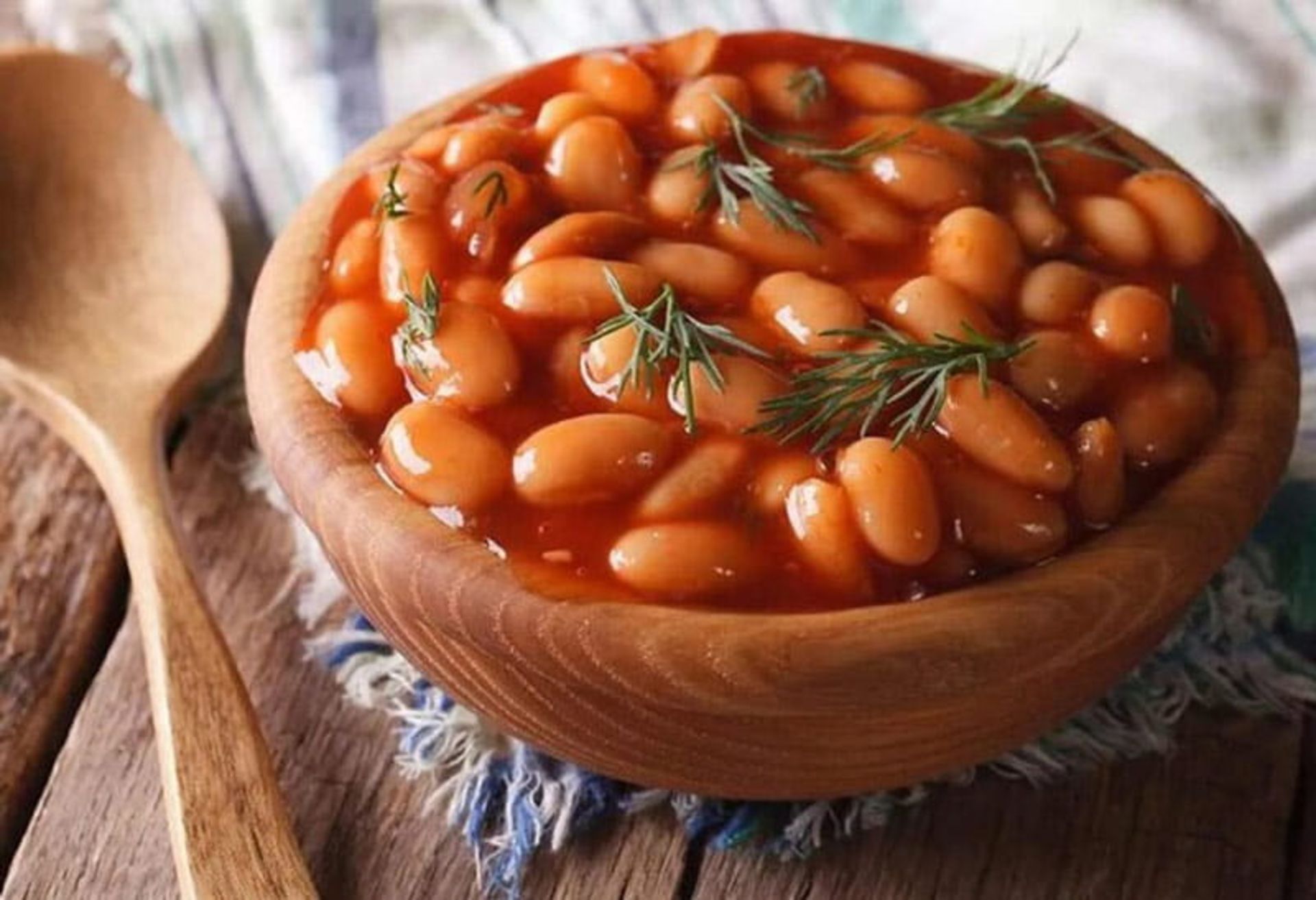 خوراک لوبیا در کاسه چوبی