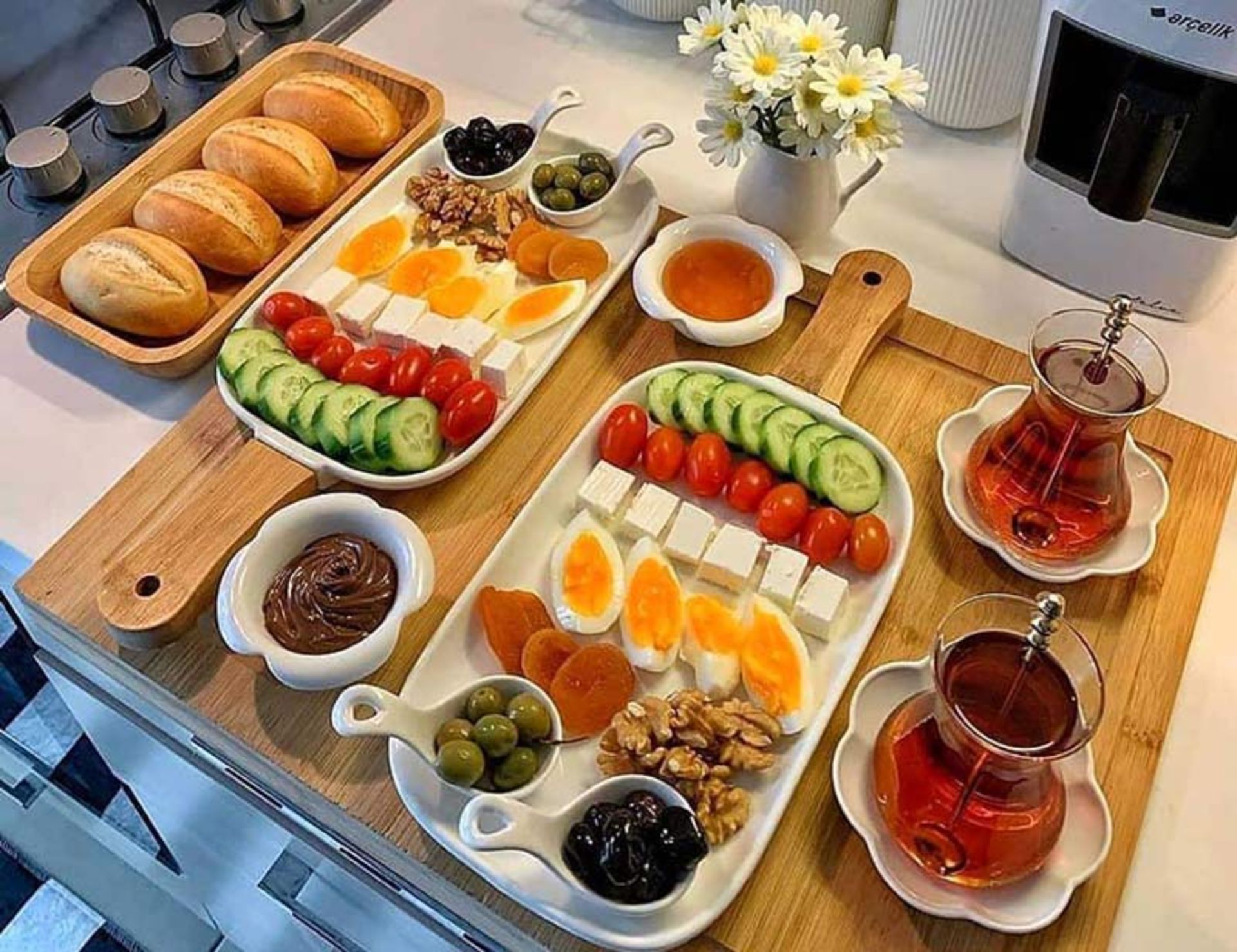 میز صبحانه با تخم مرغ و پنیر و صیفی جات در ظروف چوبی