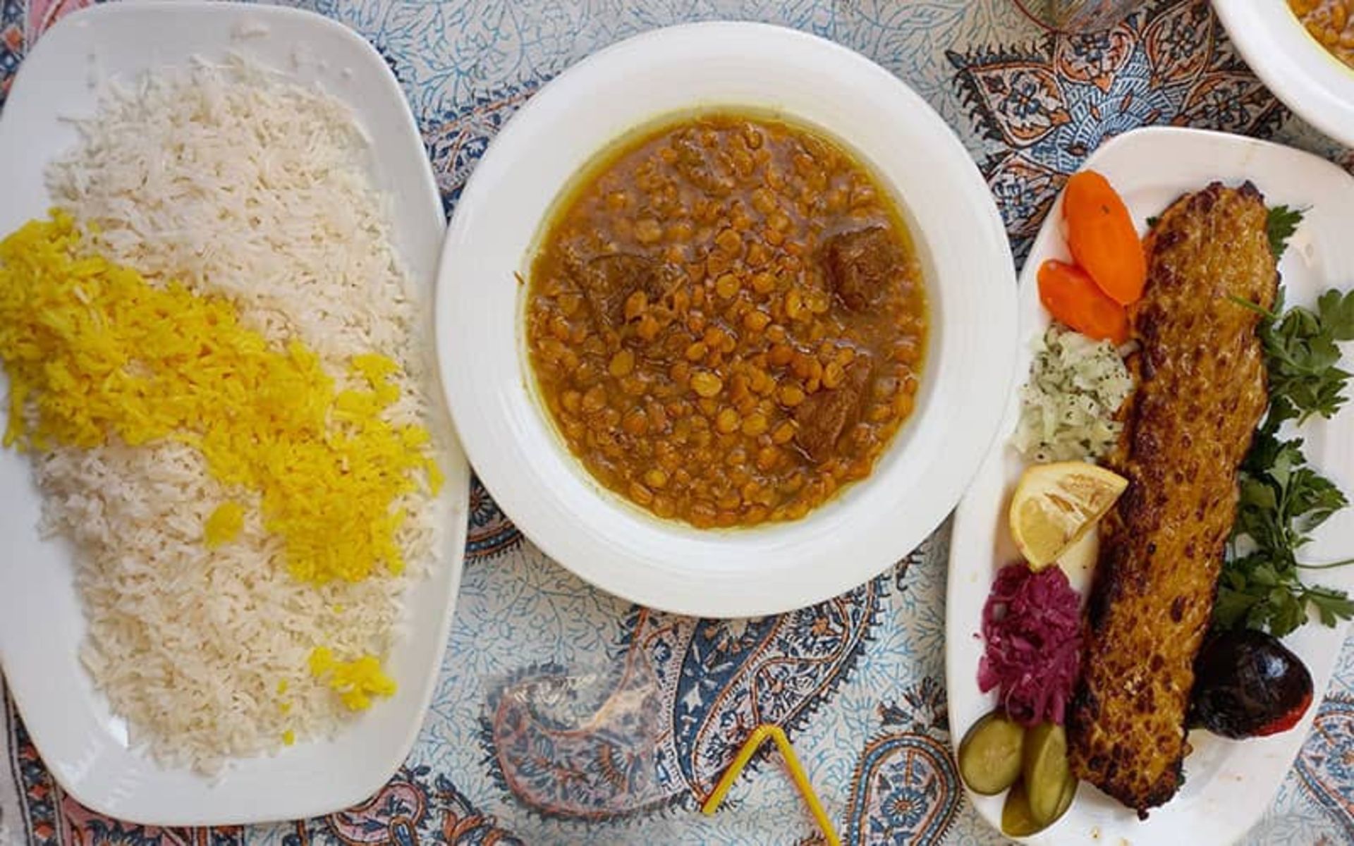 یک پرس برنج و قیمه یزدی با سبزی پلو