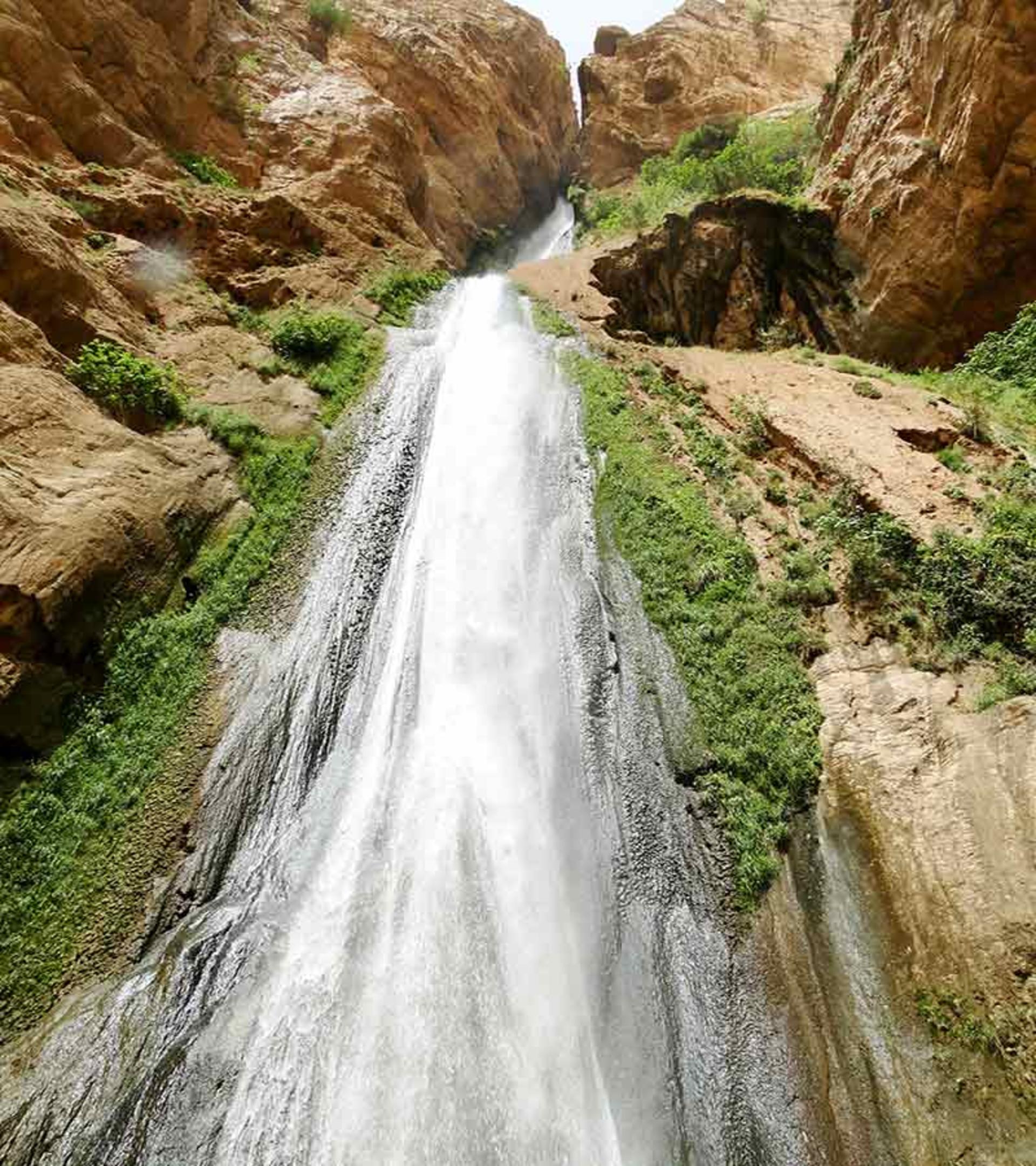 ریزش آب از دل کوهستان دالاهو