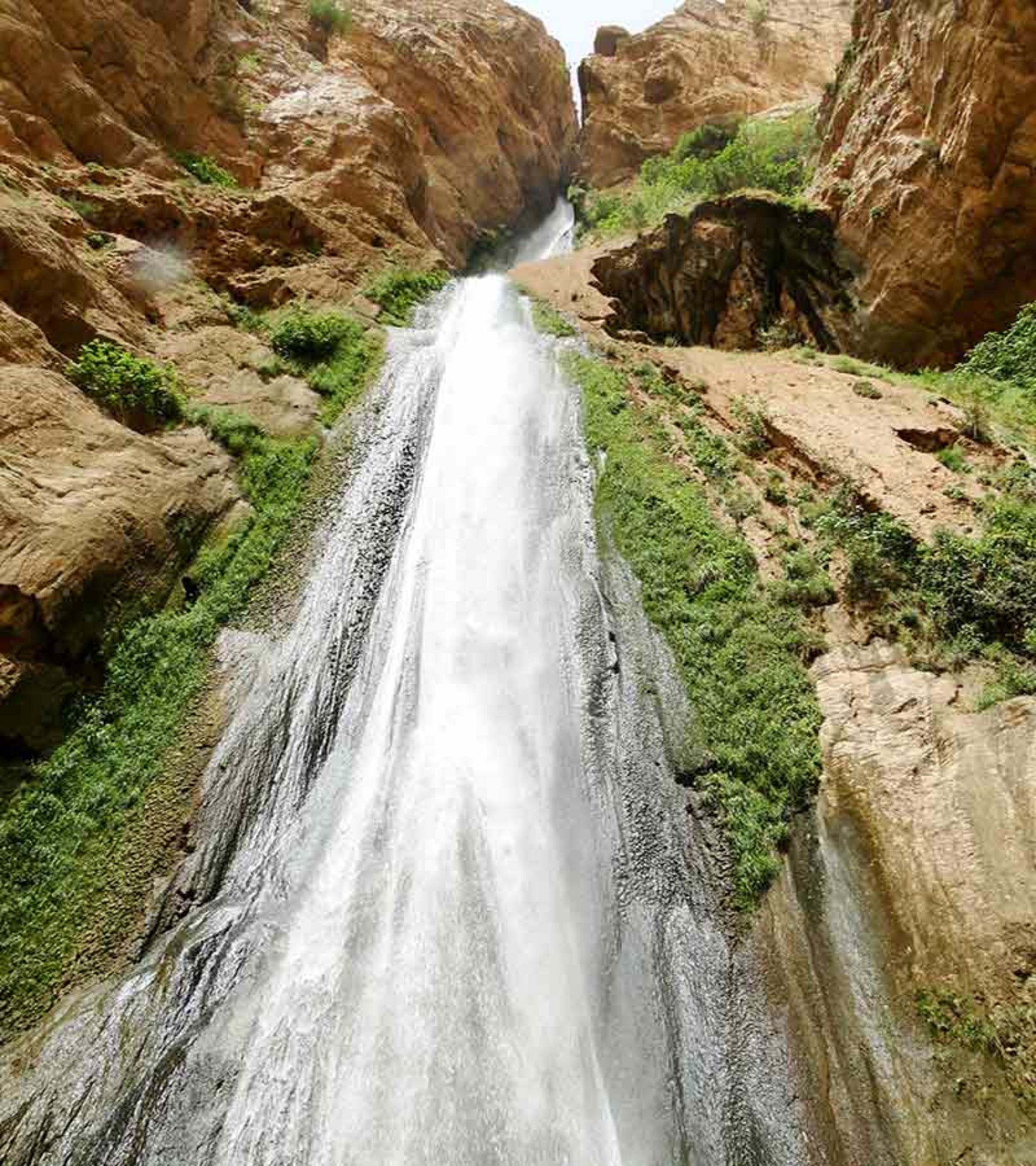 ریزش آب از دل کوهستان دالاهو