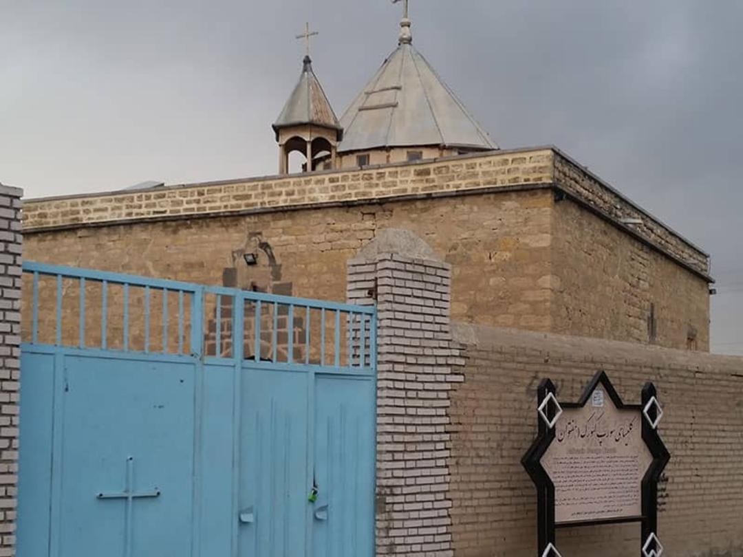 کلیسای هفتوان با دو گنبد هرمی