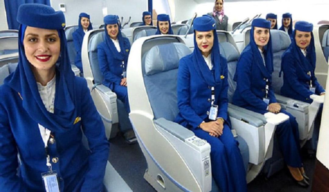 مهمانداران هواپیما با لباس های رسمی داخل هواپیما