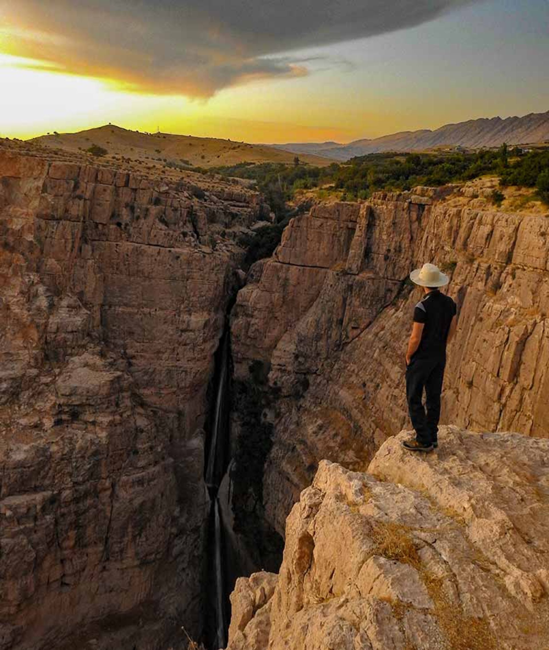 آبشار پیران از نمای بالای صخره‌ها