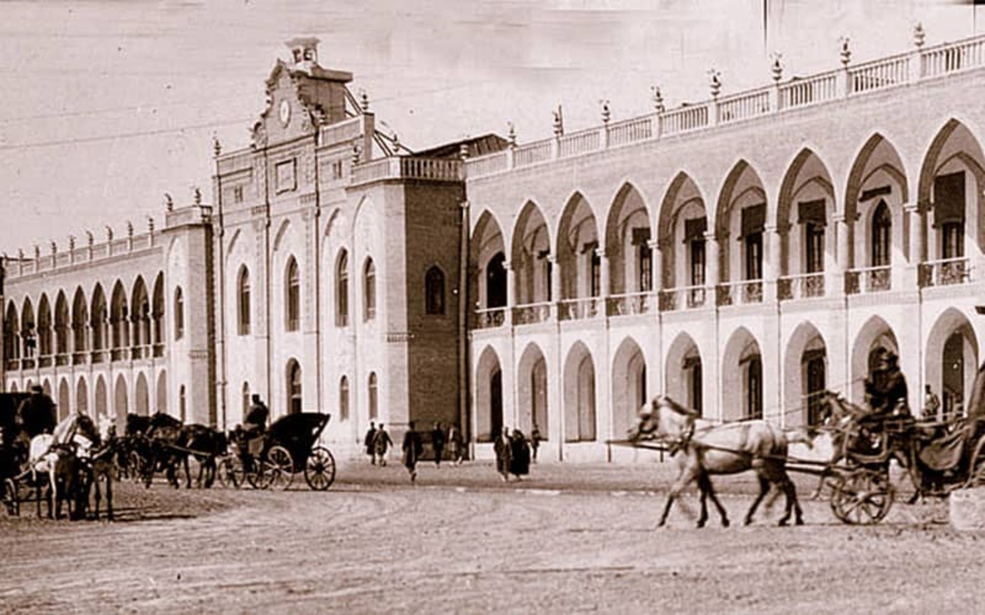 عکس سیاه و سفید از میدان توپخانه