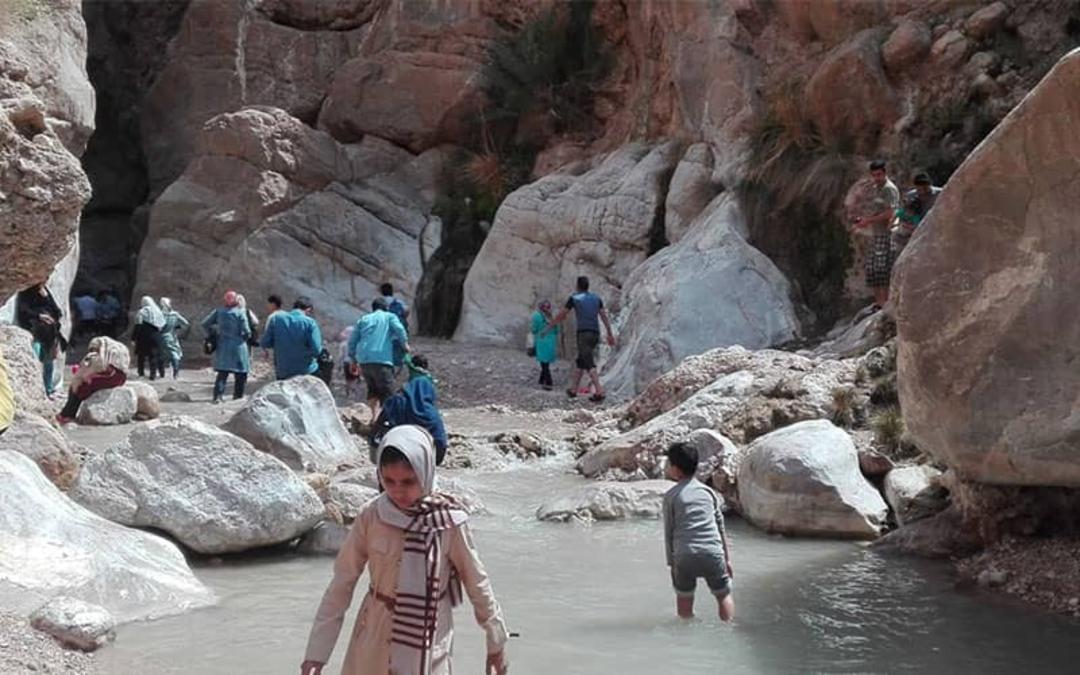 گردشگران در چشمه ماهی روستای ازمیغان