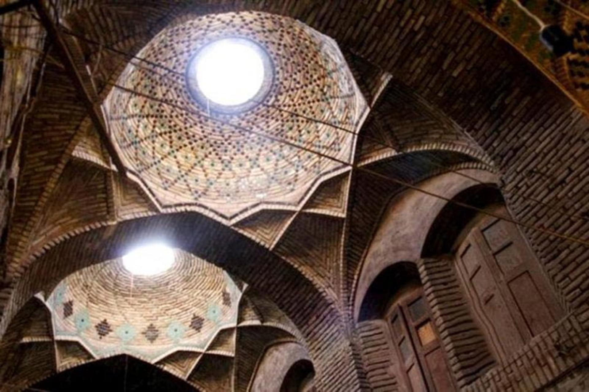 کاشی کاری و مقرنس کاری سقف و دیوارهای بازار سردار