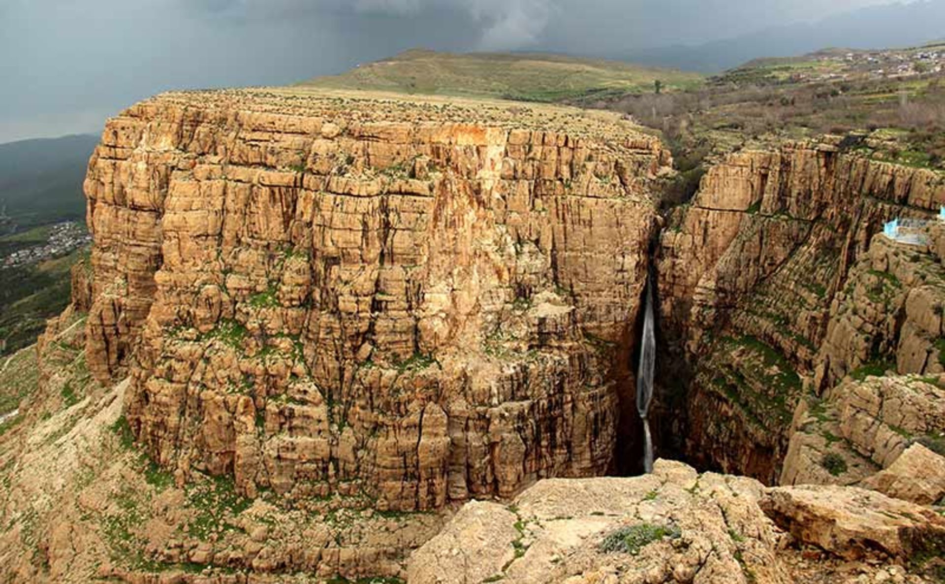 آبشار پیران در کوه دالاهو 