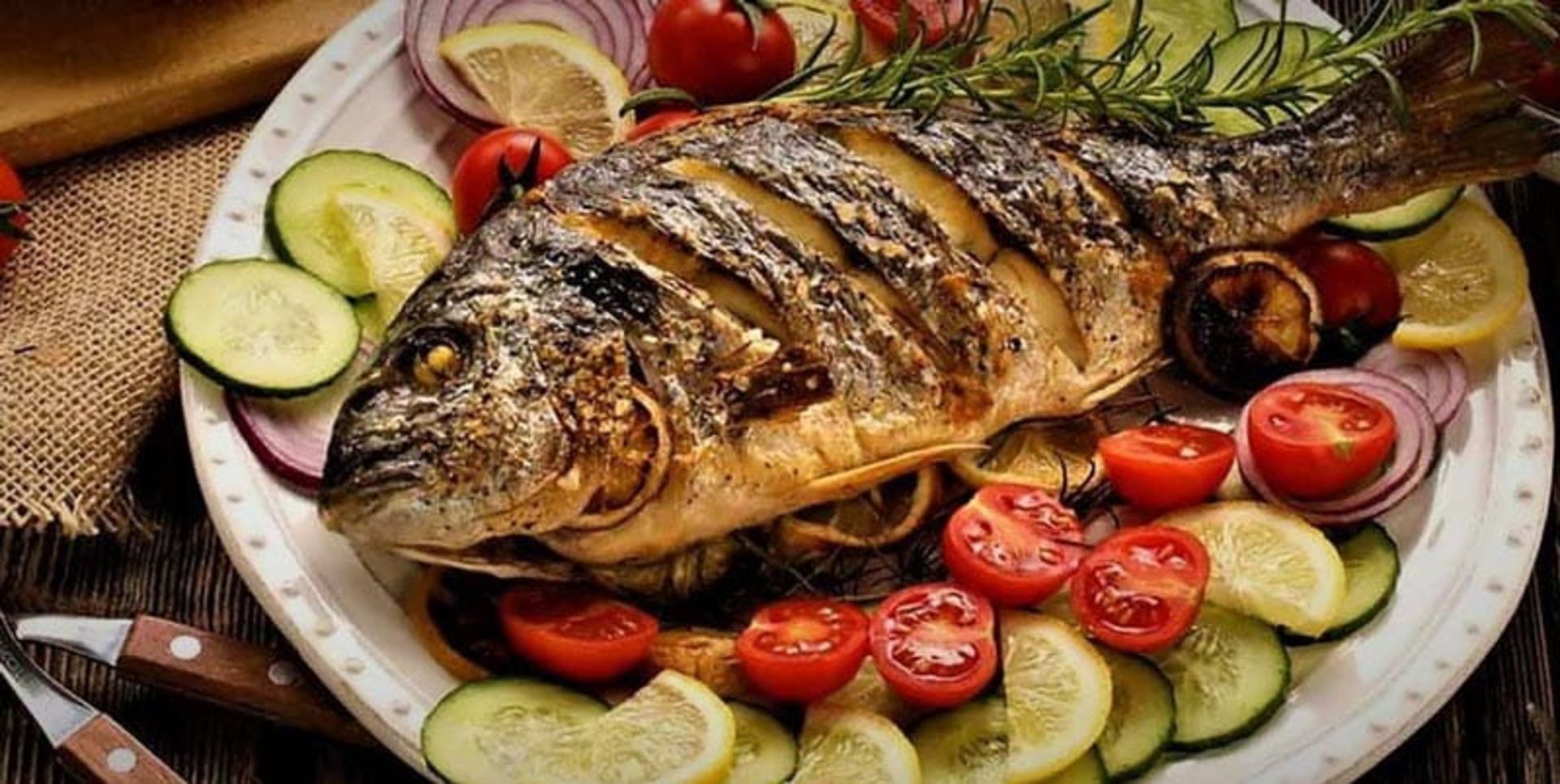 ماهی کبابی کامل با دورچین سبزیجات
