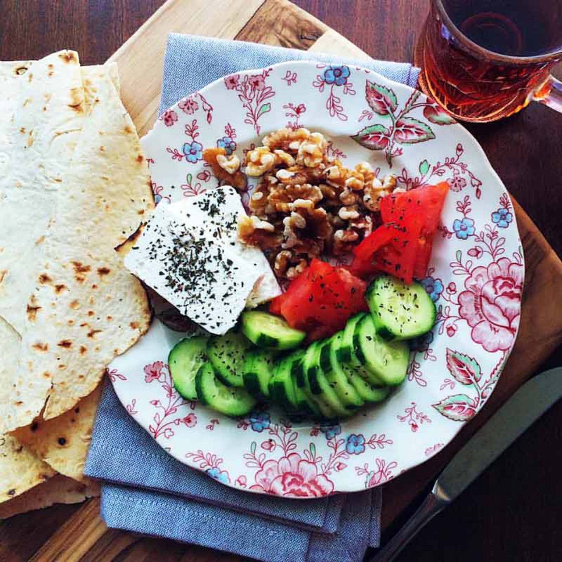 نان و پنیر و گردو (غذای حاضری)