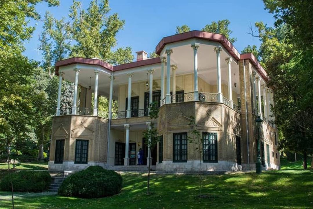 کوشک احمدشاهی کاخ نیاوران در محیطی سرسبز