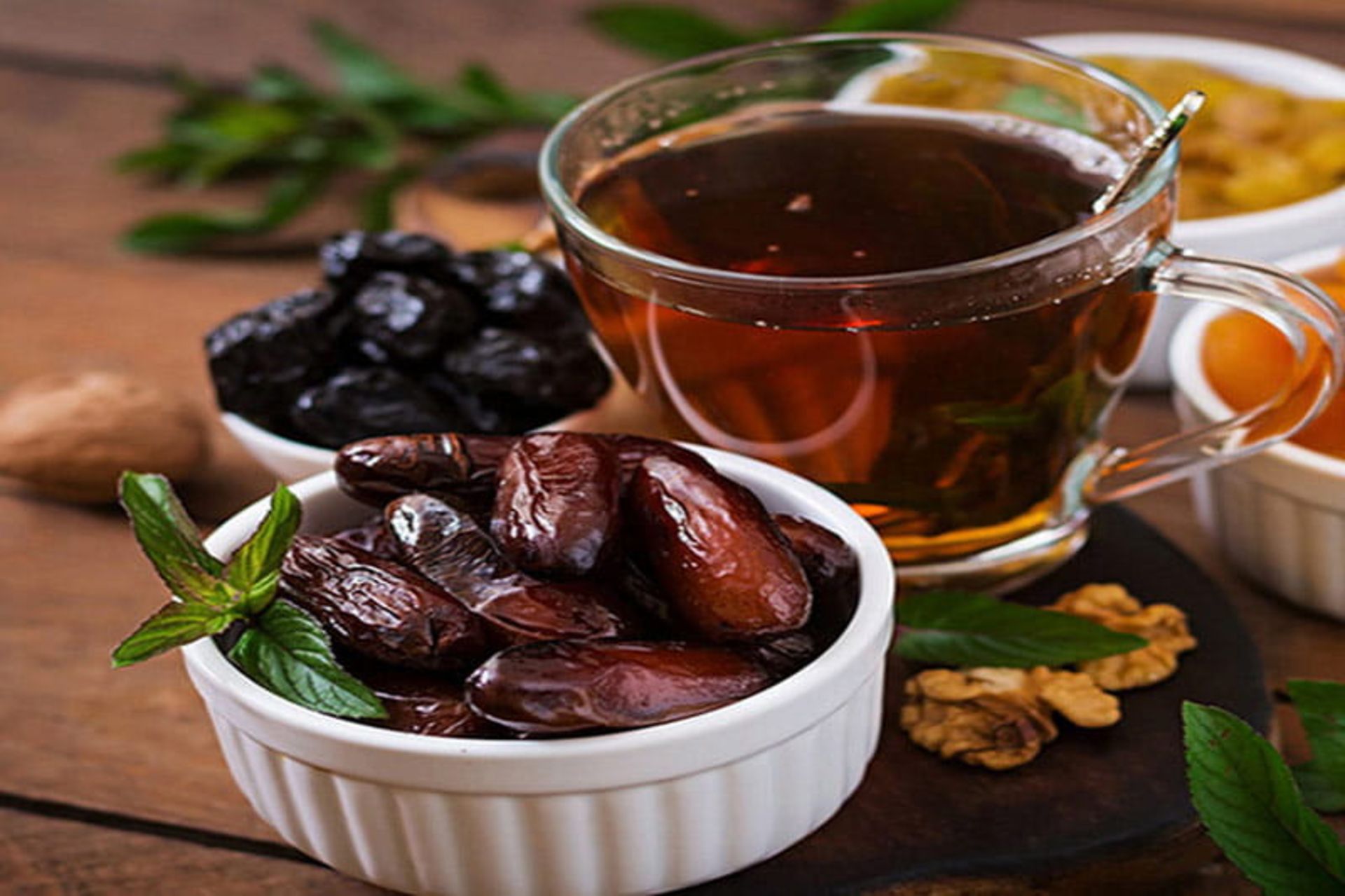 فنجان چای کنار ظرف خرما
