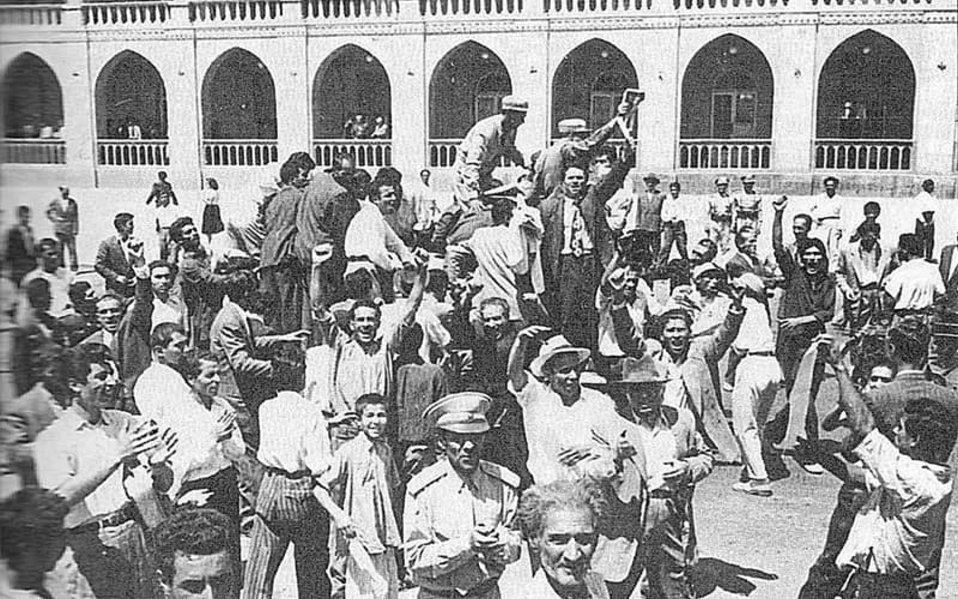 عکسی قدیمی از تظاهرات در میدان توپخانه