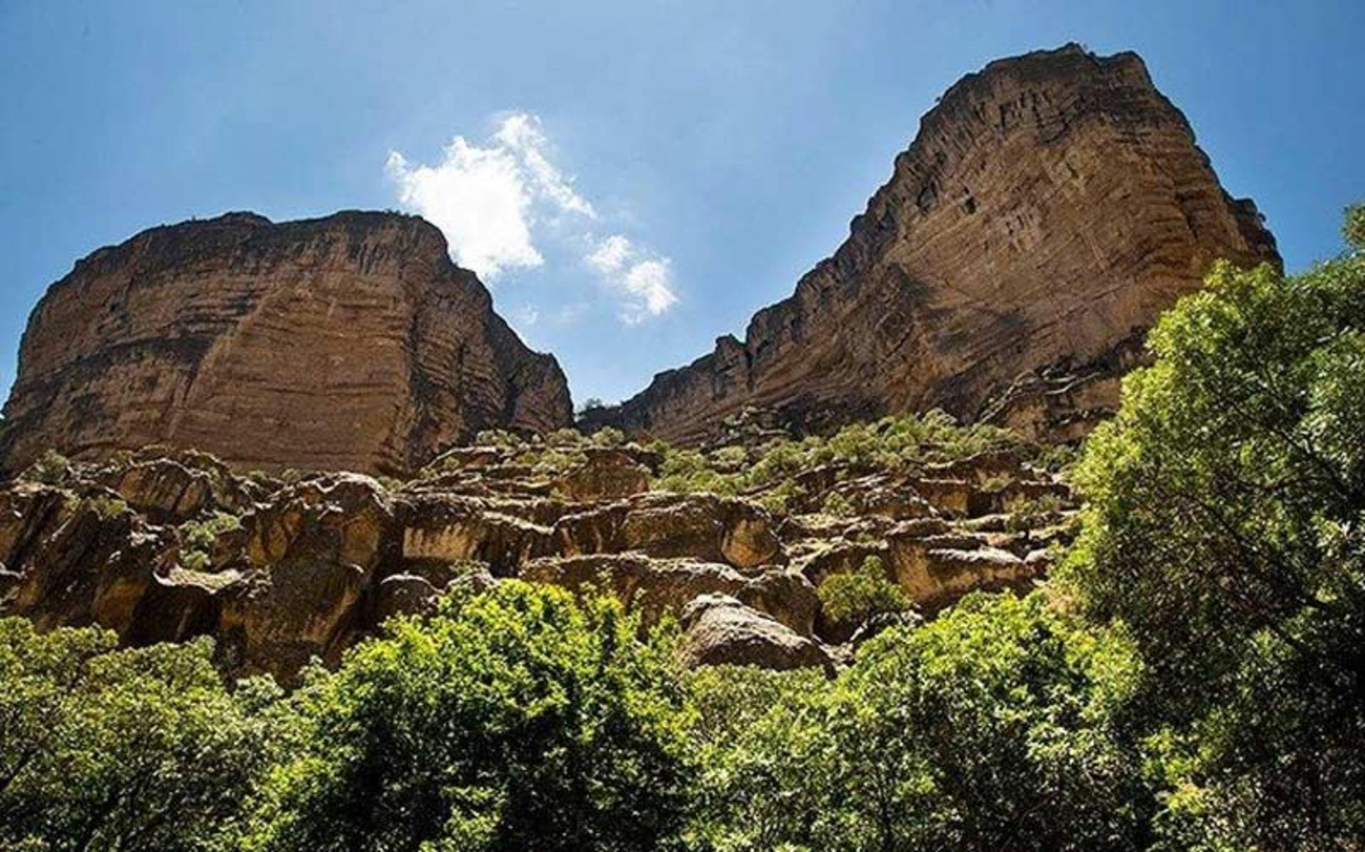 صخره های تنگه شیرز زیر آسمان آبی