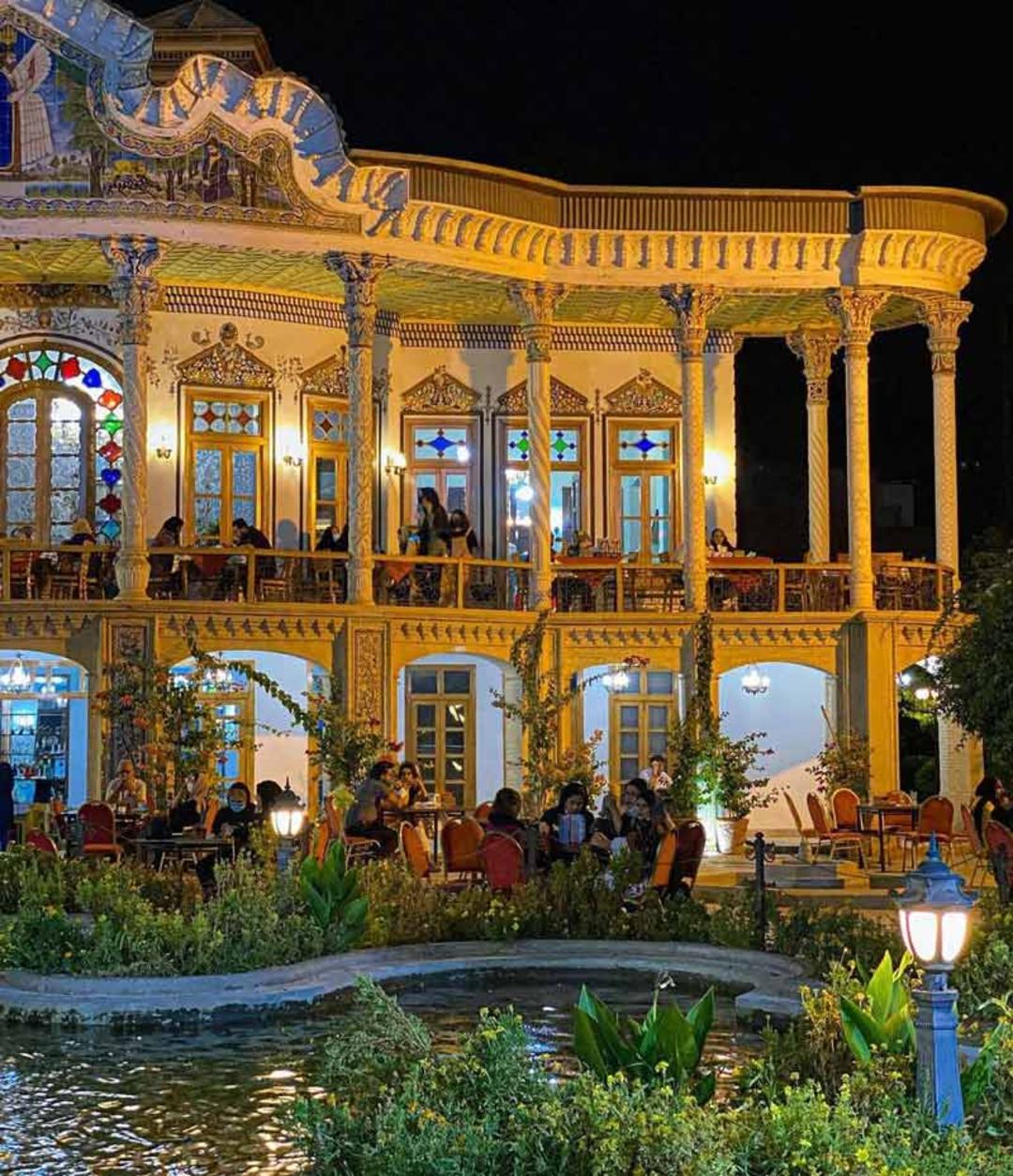 نورپردازی عمارت شاپوری شیراز در شب مقابل استخر حیاط