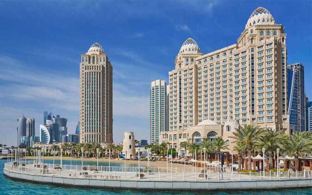 عمارت های مجللی در کنار ساحل دریا