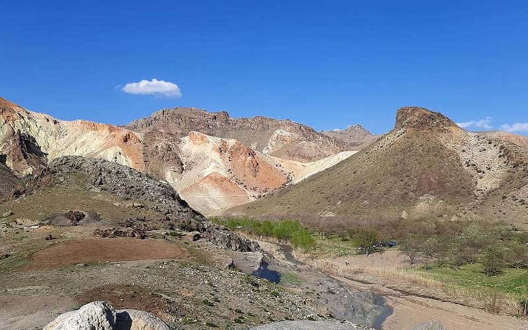 چند کوه کم ارتفاع و رنگی