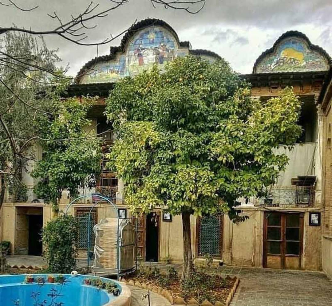نمای ورودی خانه سعادت شیراز مقابل حوض آبی