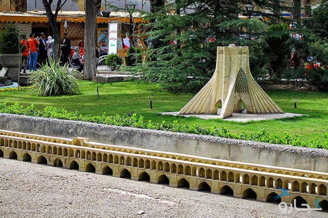 ماکت برج آزادی در کنار سی و سه پل