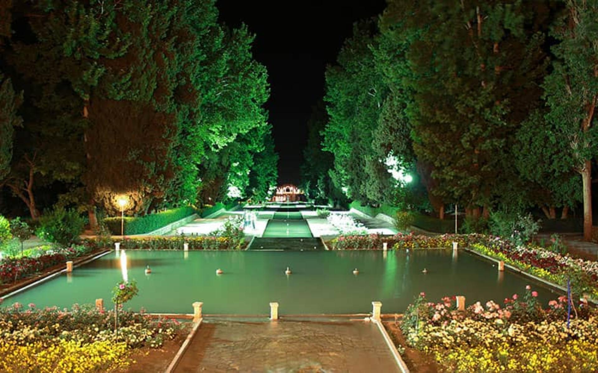 جوی روان در باغی سرسبز و بزرگ
