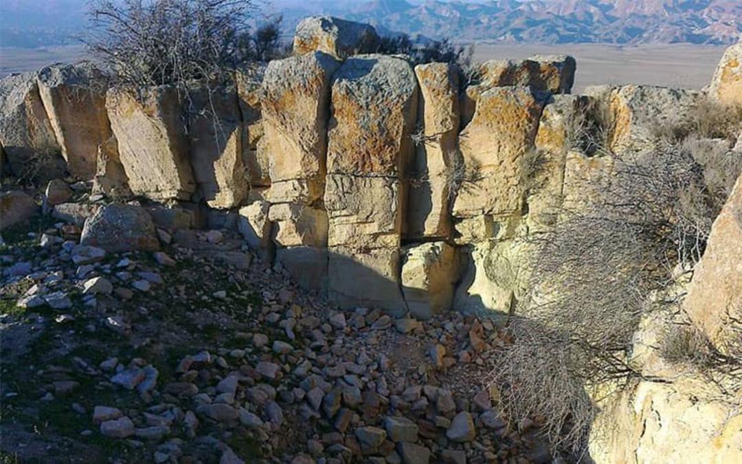 بقایای سنگی قلعه ای تاریخی
