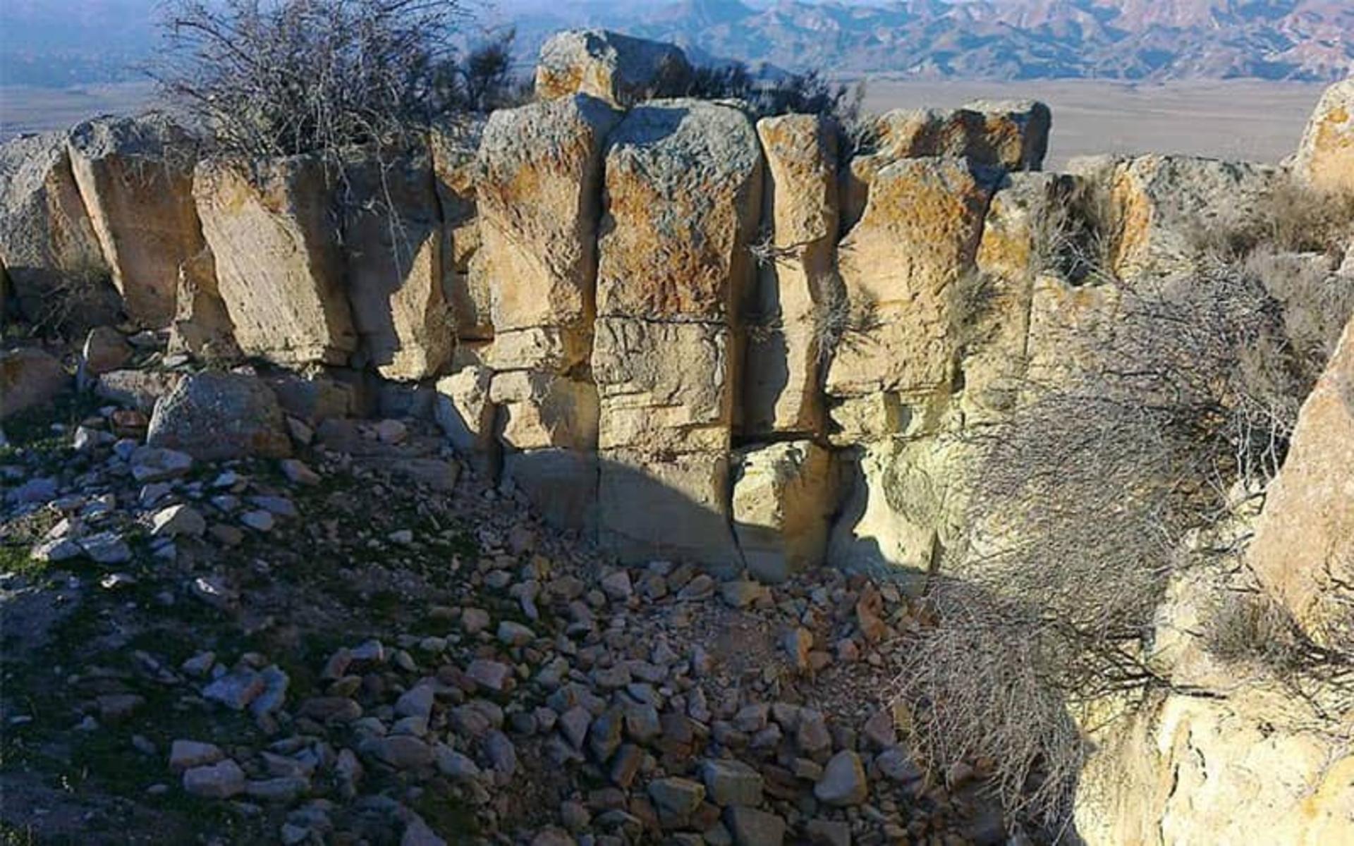 بقایای سنگی قلعه ای تاریخی