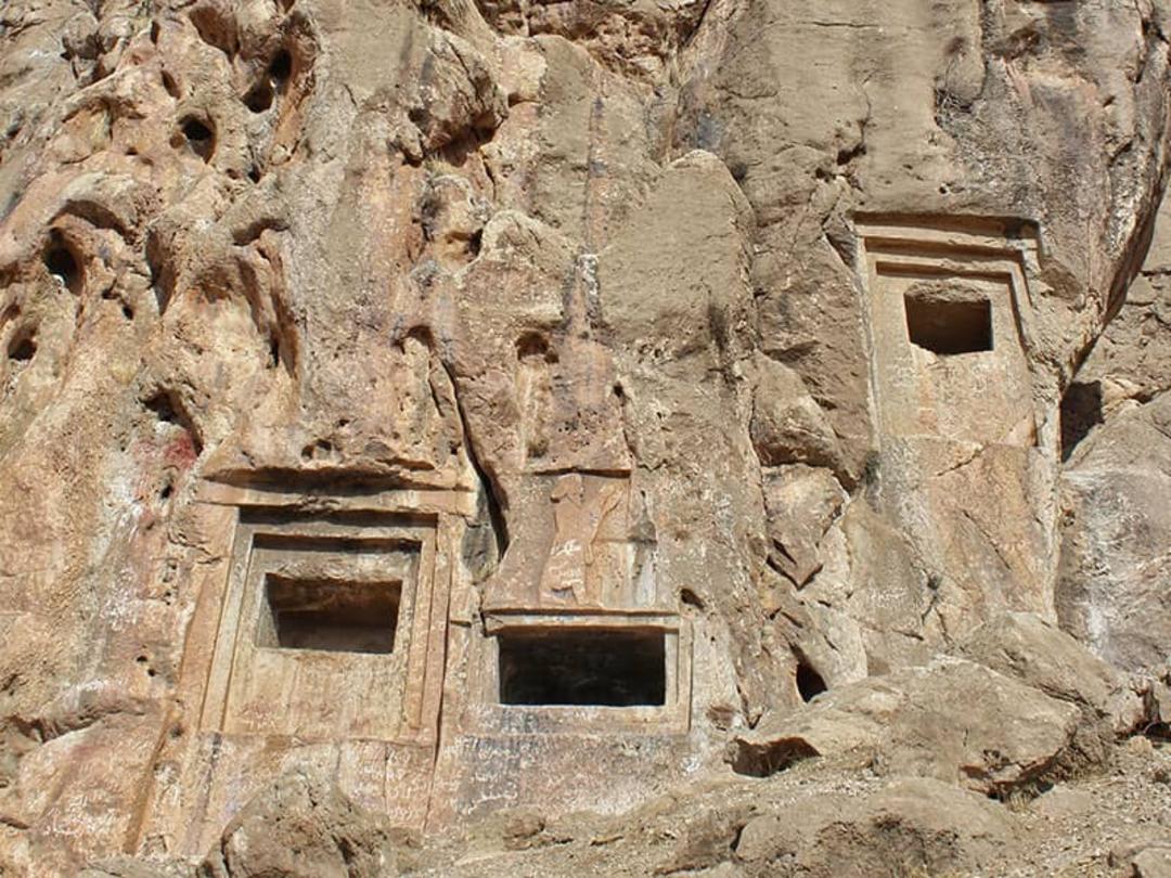 سه گوردخمه در دل صخره