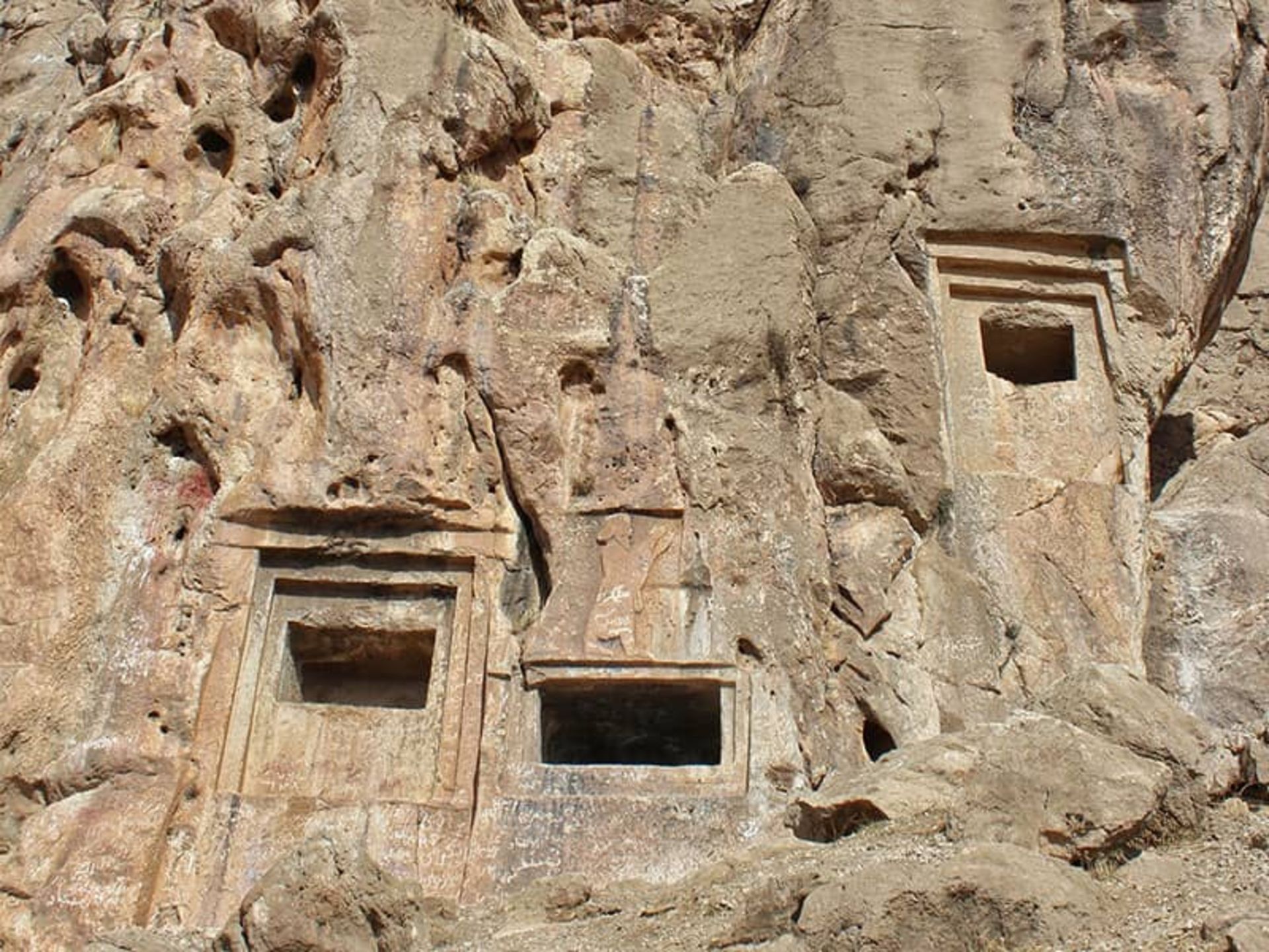 سه گوردخمه در دل صخره