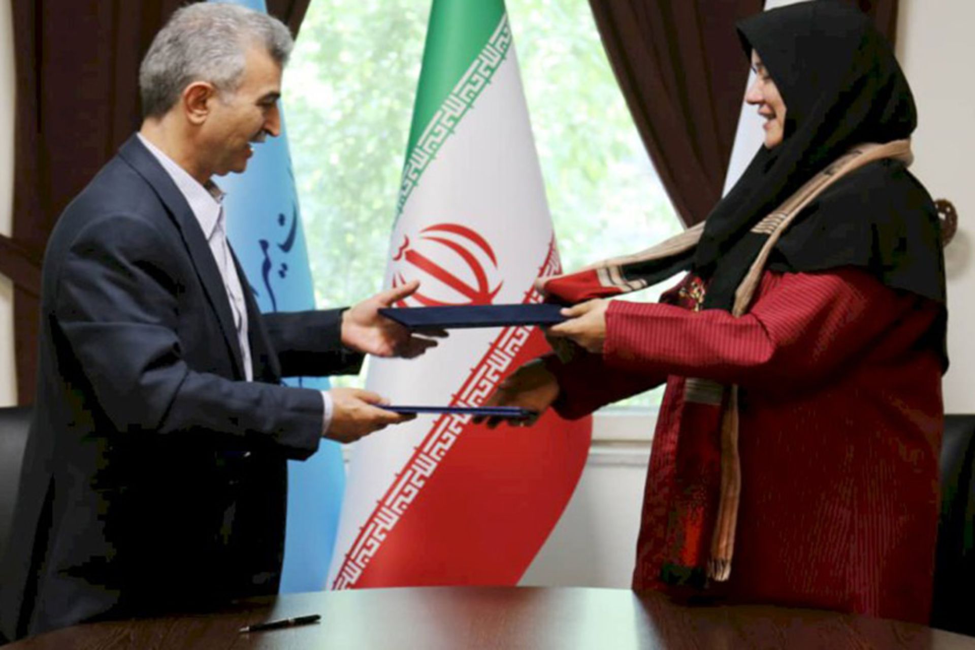 ­اهدا نقاشی خط ارزشمند اشلامینگر به مجموعه نیاوران