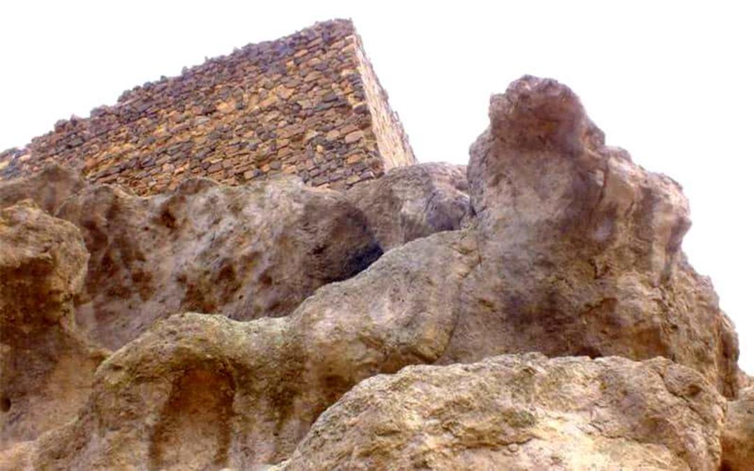 بقایای قلعه ای تاریخی در میانه