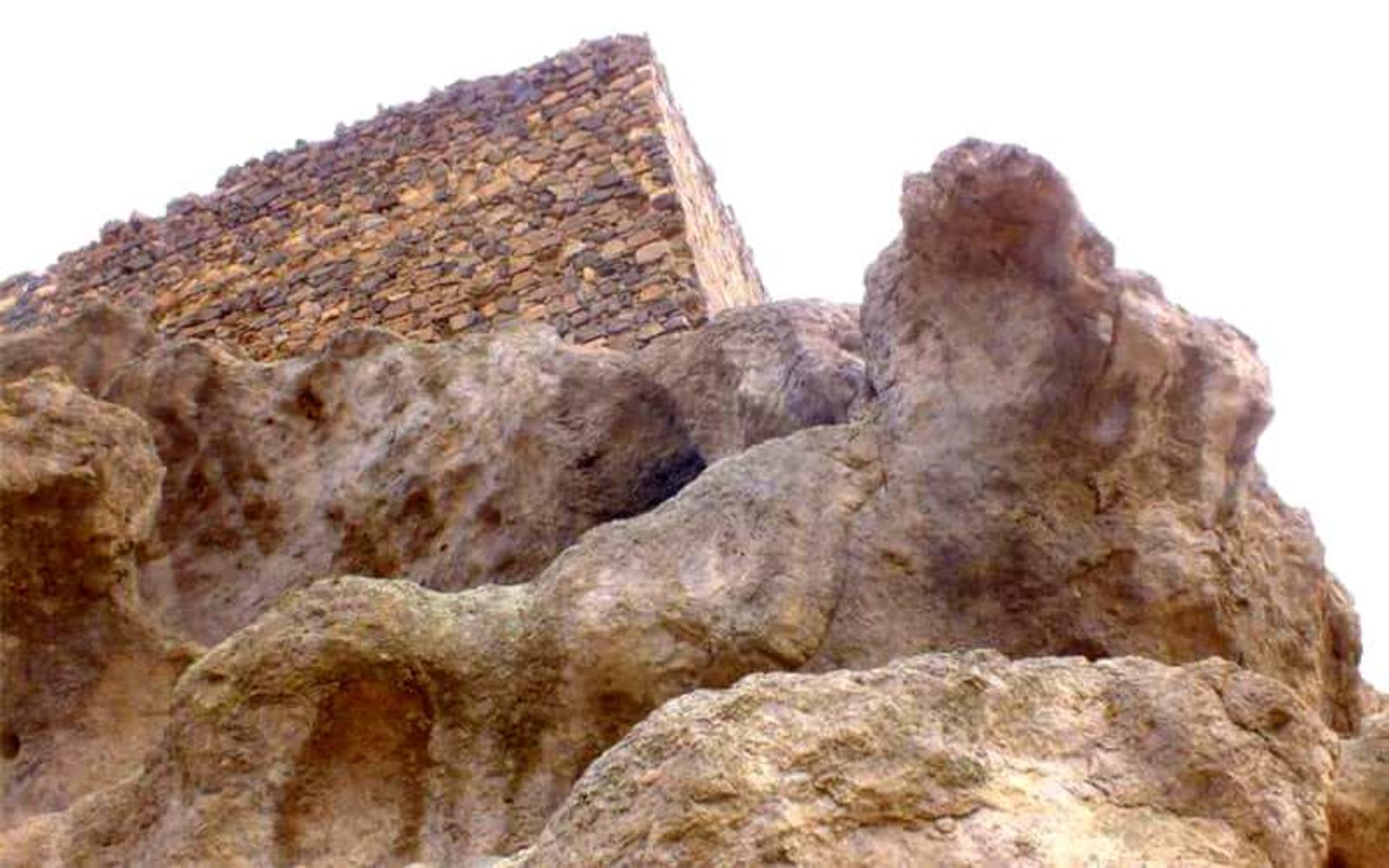 بقایای قلعه ای تاریخی در میانه