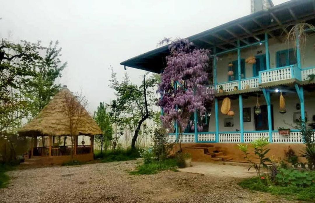 نمای بیرونی اقامتگاه بومگردی فاندرکتام در بهار