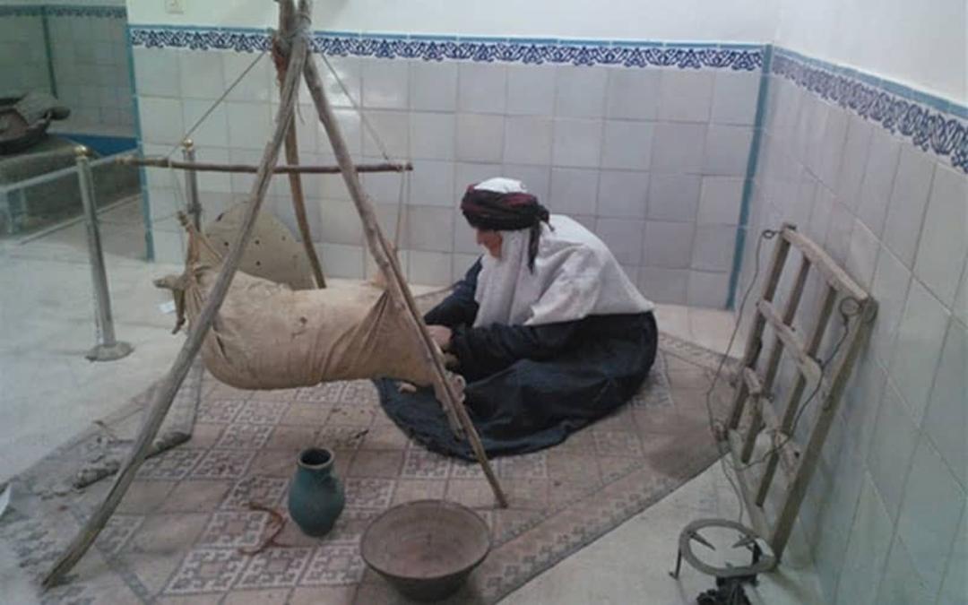 مجسمه زنی روستایی در حال زدن مشک