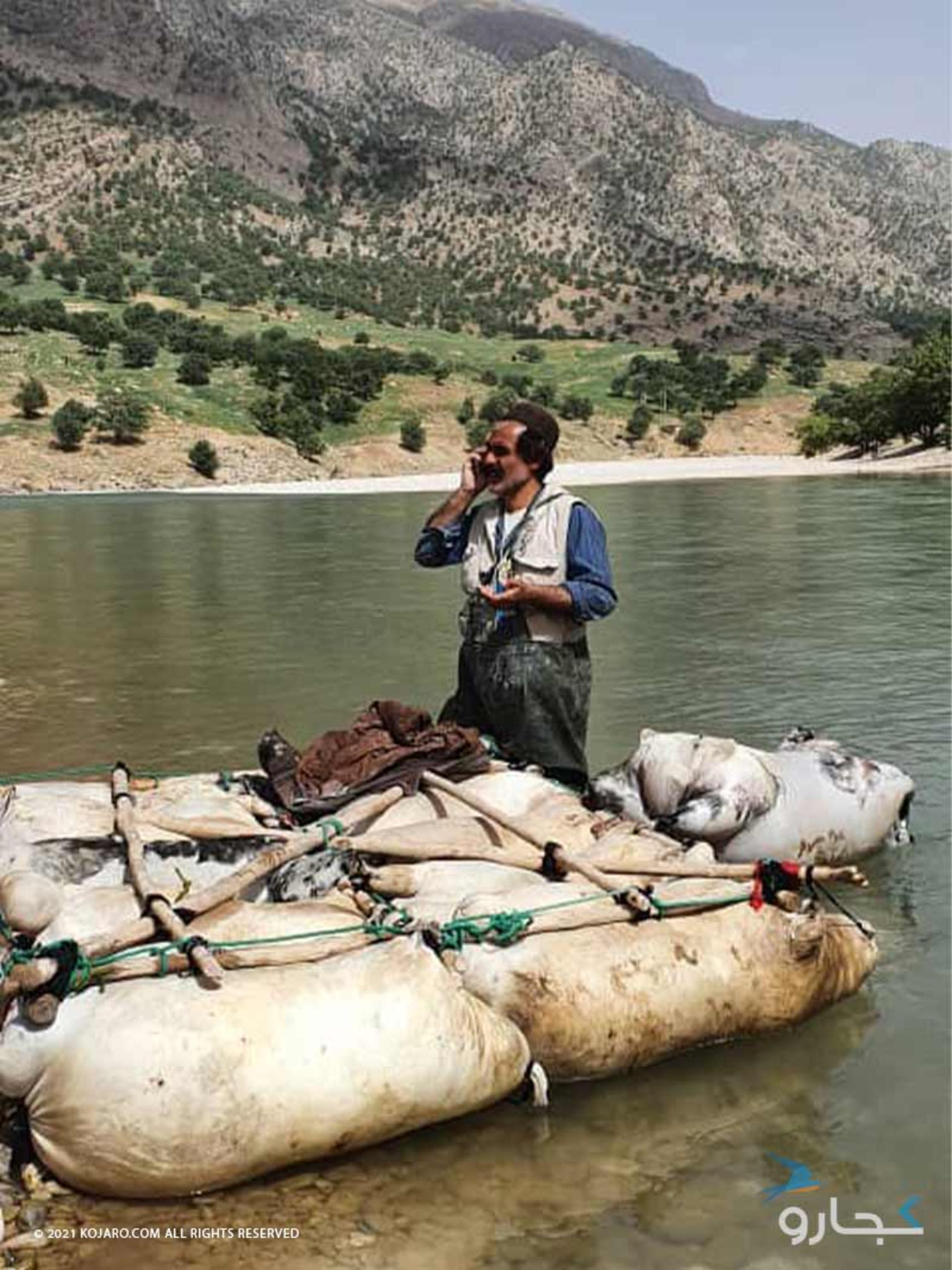 مردی روی کلکی از جنس پوست گوسفند