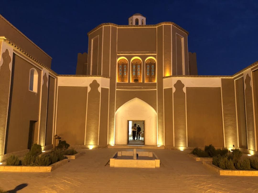 ورودی سازه ای خشتی در نورپردازی شب