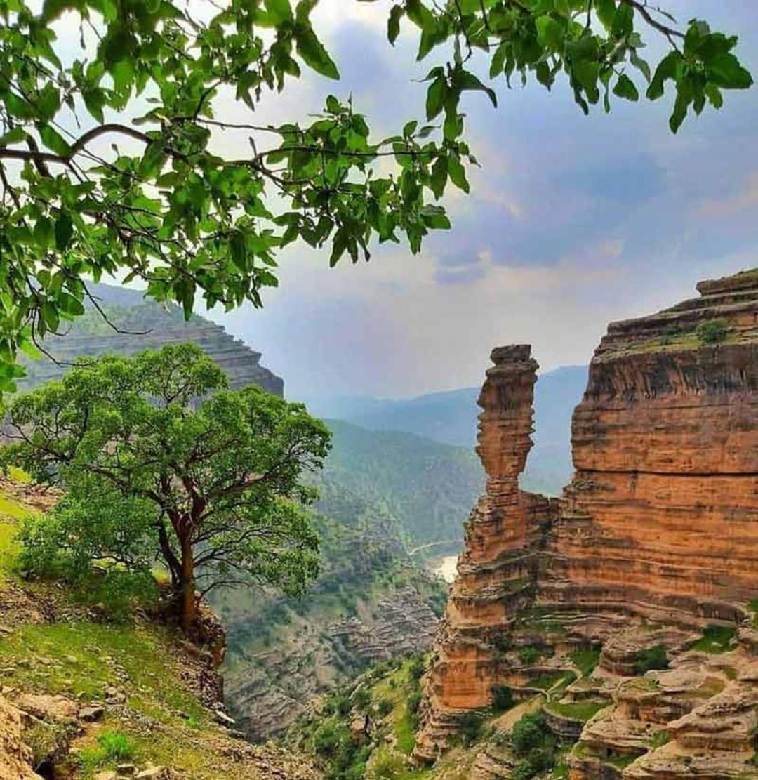 منار شیرزدر تنگه شیرز از نمای دور