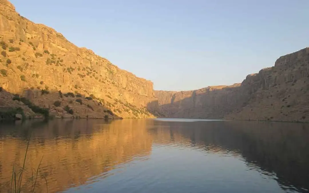 جریان رودخانه ای پرآب از میان تنگه