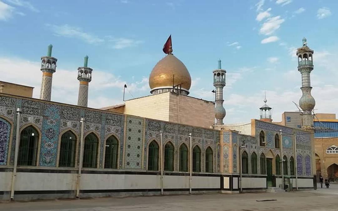 امامزاده ای با گنبد طلایی و چند مناره
