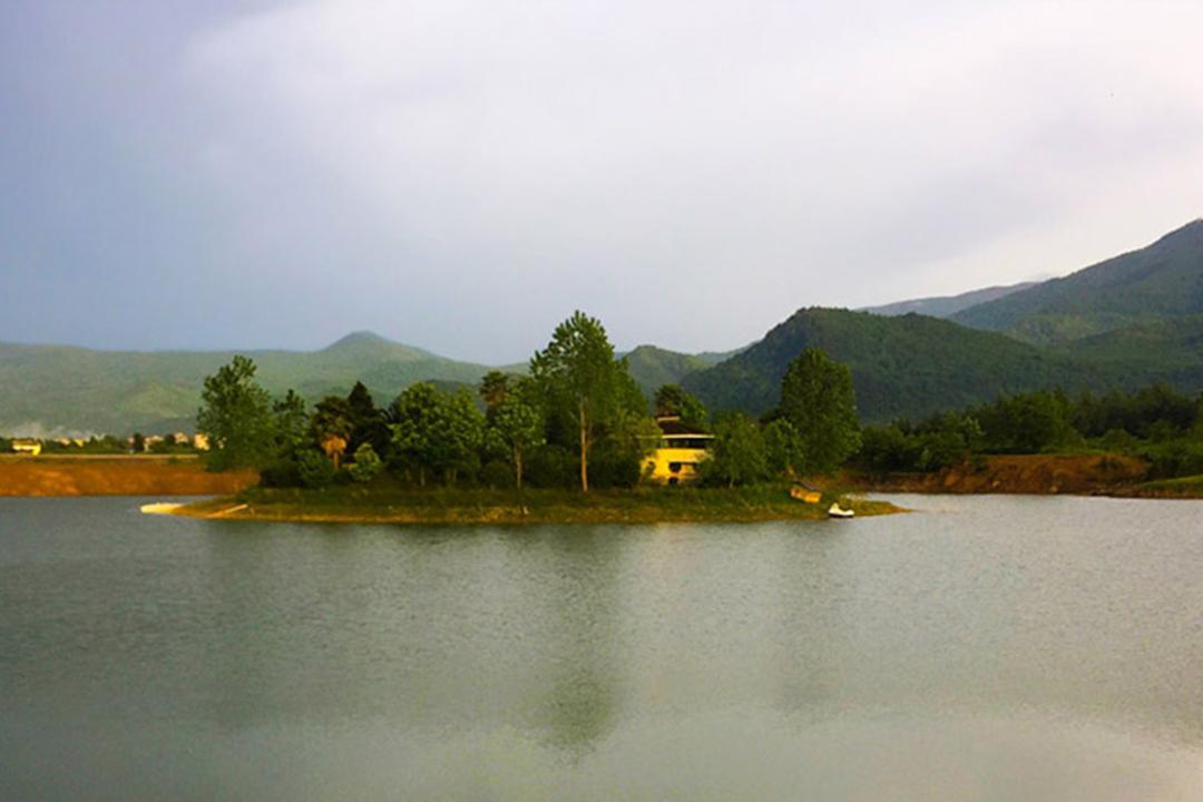 روستای اسب چین در حاشیه رودخانه