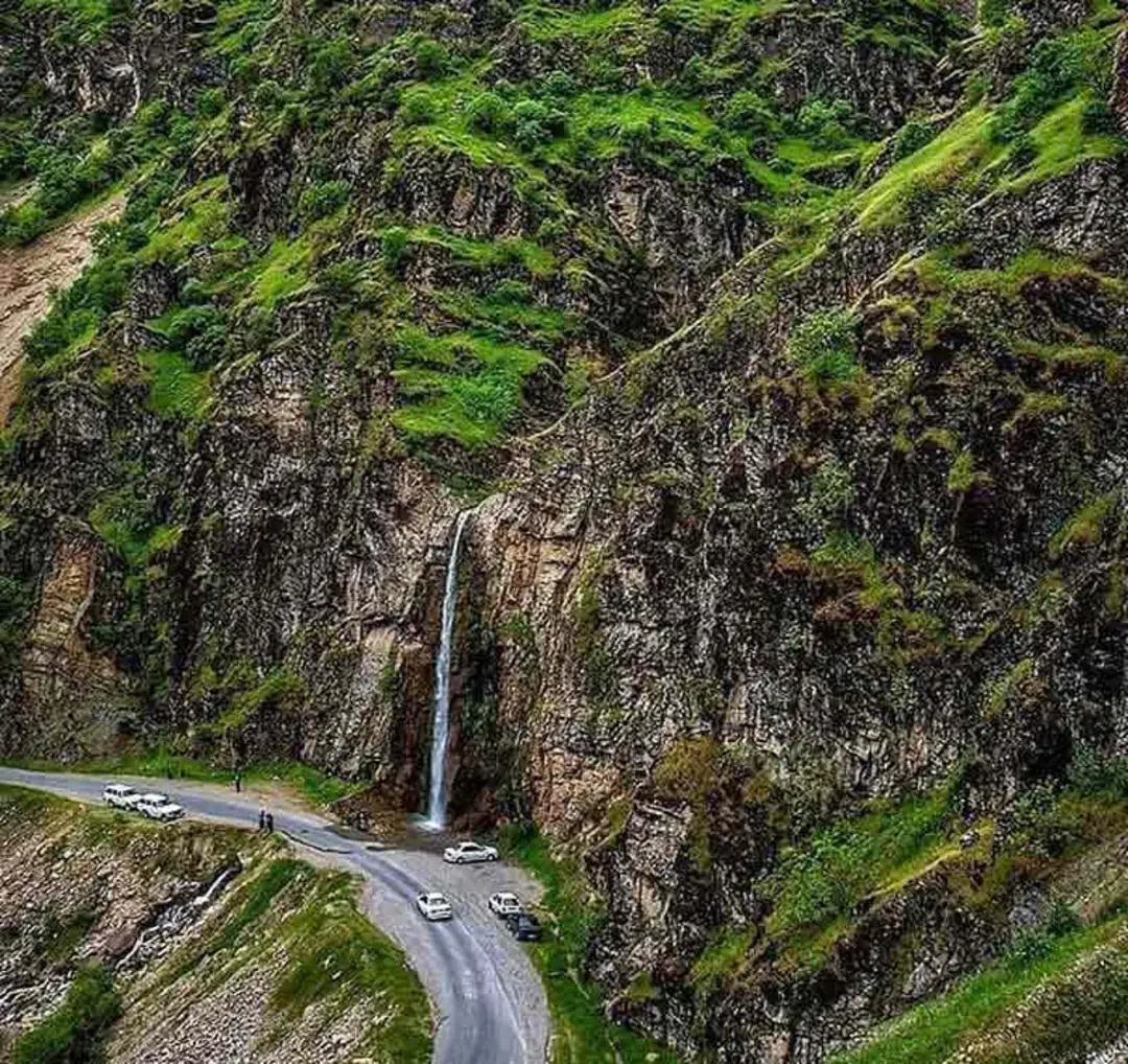 آبشر رزگه سردشت در مسیر جاده میان کوهستان سرسبز