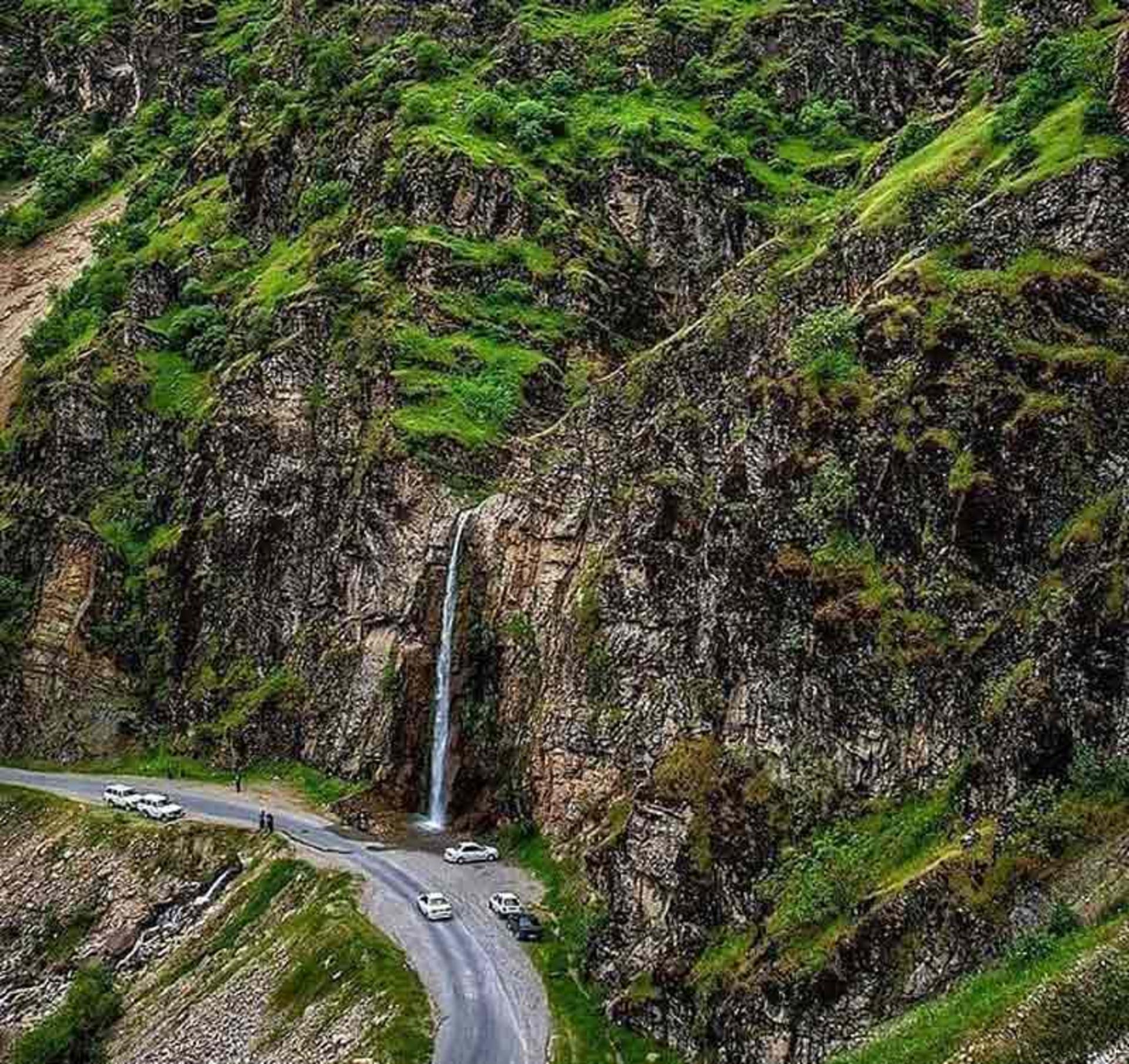 آبشر رزگه سردشت در مسیر جاده میان کوهستان سرسبز