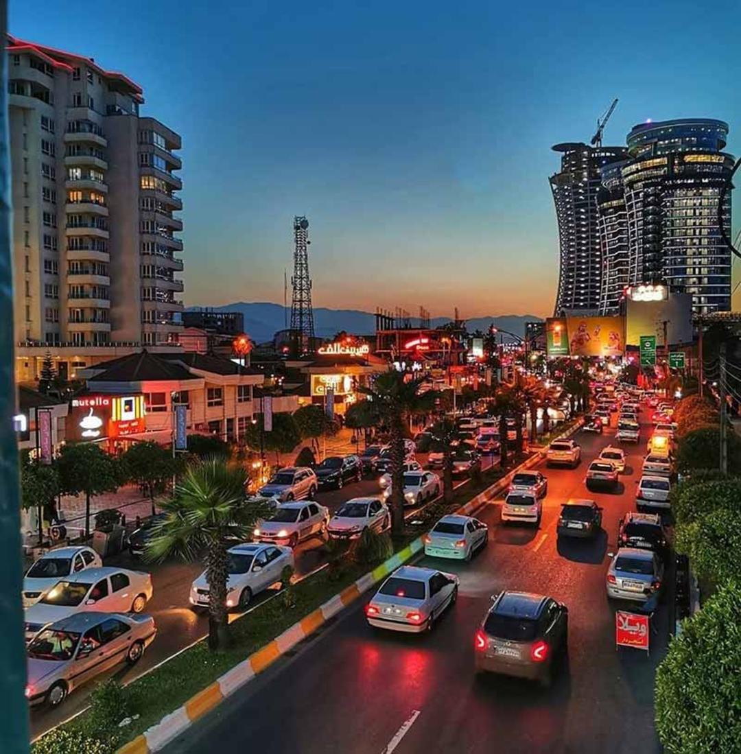 تردد شبانه خودروها در بلوار ساحلی متل قو مازندران