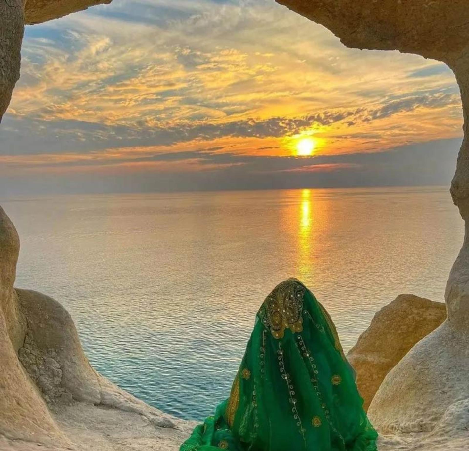 زن محلی در غروب دریای بندر پارسیان