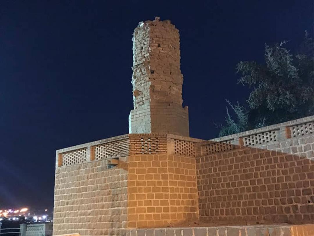 منار آجری کوتاهی روی سکوی آجری