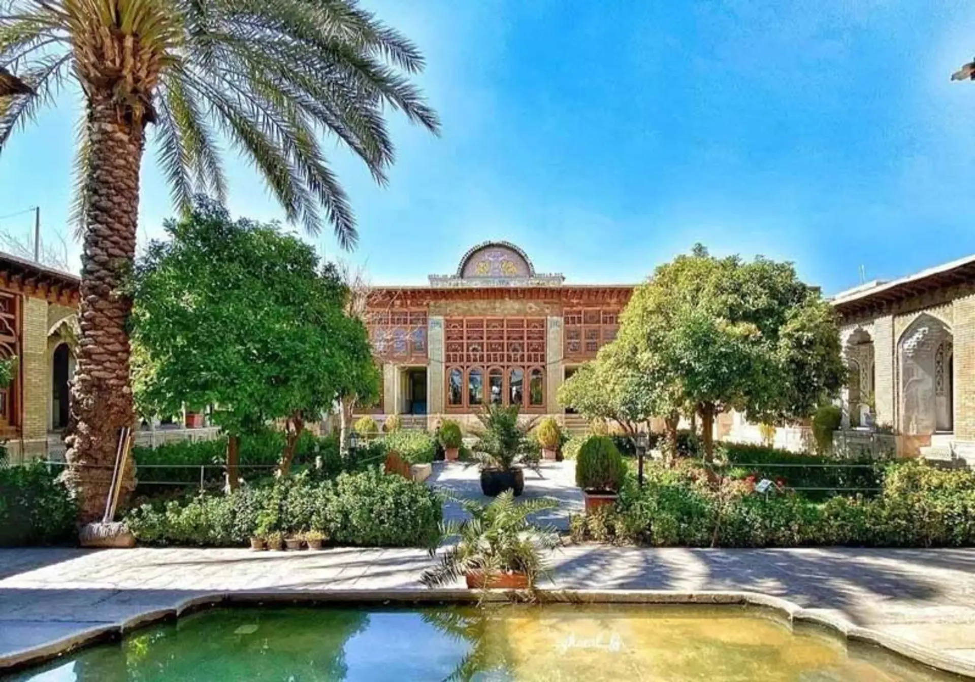 استخر مقابل ورودی عمارت زینت الملک شیراز