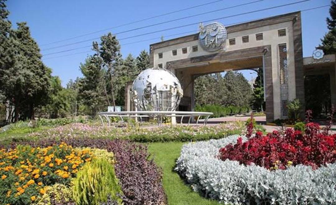 ورودی باغ جهان نما کرج با گل های رنگارنگ