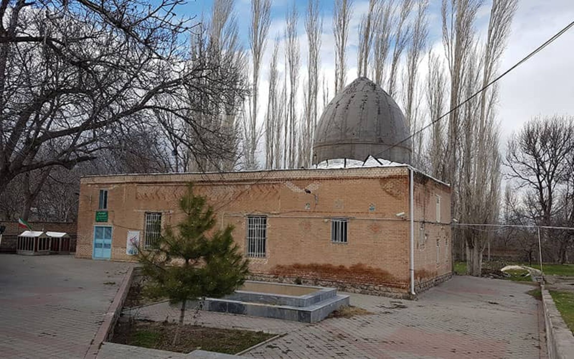 امامزاده ای ساده و بدون تزیینات در نمای بیرونی با گنبدی کوچک