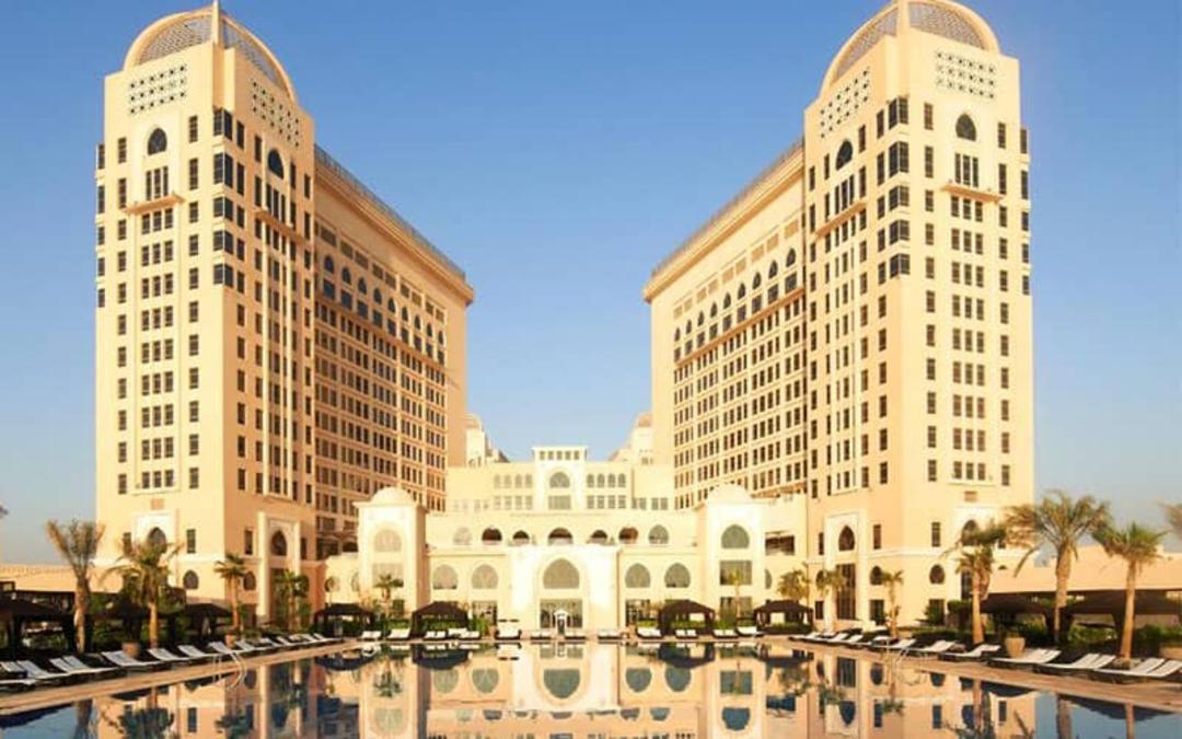 استخری بزرگ در مقابل دو ساختمان بلند 